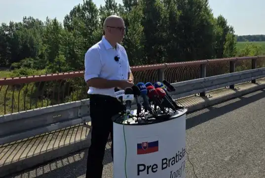 Jozef Ráž pred mikrofónmi pri ohlásení svojej kandidatúry na post primátora Bratislavy