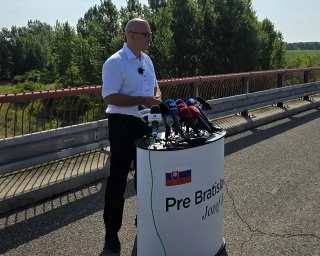 Jozef_Ráž_1 Jozef Ráž pred mikrofónmi pri ohlásení svojej kandidatúry na post primátora Bratislavy