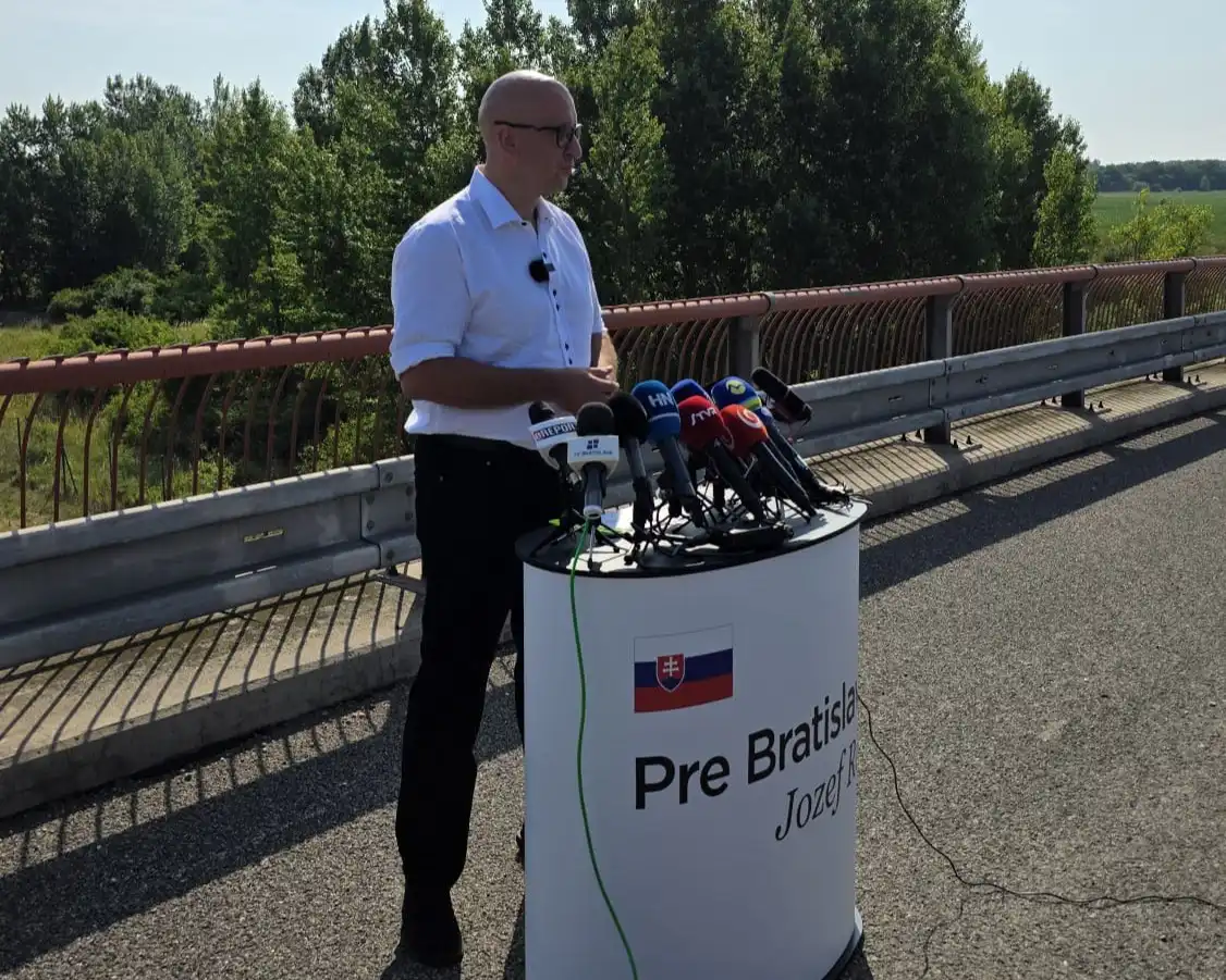 Jozef Ráž pred mikrofónmi pri ohlásení svojej kandidatúry na post primátora Bratislavy