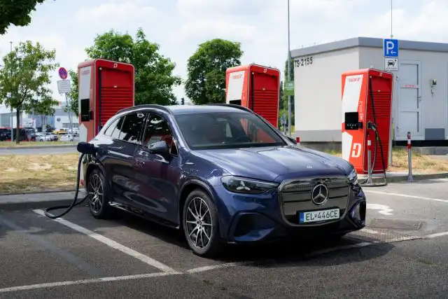 Mercedes_GLC_400_EQ_10_nabíjanie