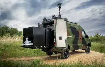 Mercedes premenil svoju dodávku na mobilný nosič dronov