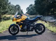 Mesto, Baba aj dovolenky. Nemusíte mať tri motorky, táto ich dokáže nahradiť Triumph Tiger Sport 800