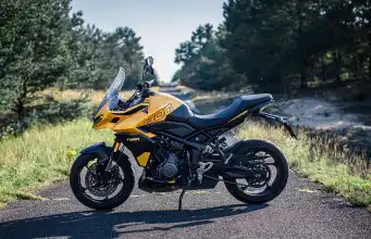 Mesto, Baba aj dovolenky. Nemusíte mať tri motorky, táto ich dokáže nahradiť Triumph Tiger Sport 800