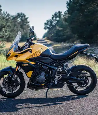 Mesto, Baba aj dovolenky. Nemusíte mať tri motorky, táto ich dokáže nahradiť Triumph Tiger Sport 800