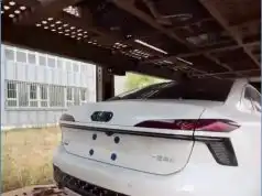 BMW a Audi miznú v Číne a objavujú sa v Rusku. Bizarný trik pomáha obchádzať sankcie