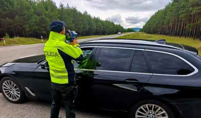 Žiadnych 800 € a dovidenia. Za vysokú rýchlosť už prídete o vodičák radar