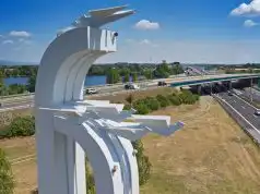 Bratislava sa vrátila späť do roku 2009. Tento čin mnohých dojal socha Kontakty mieru na Zlatých pieskoch