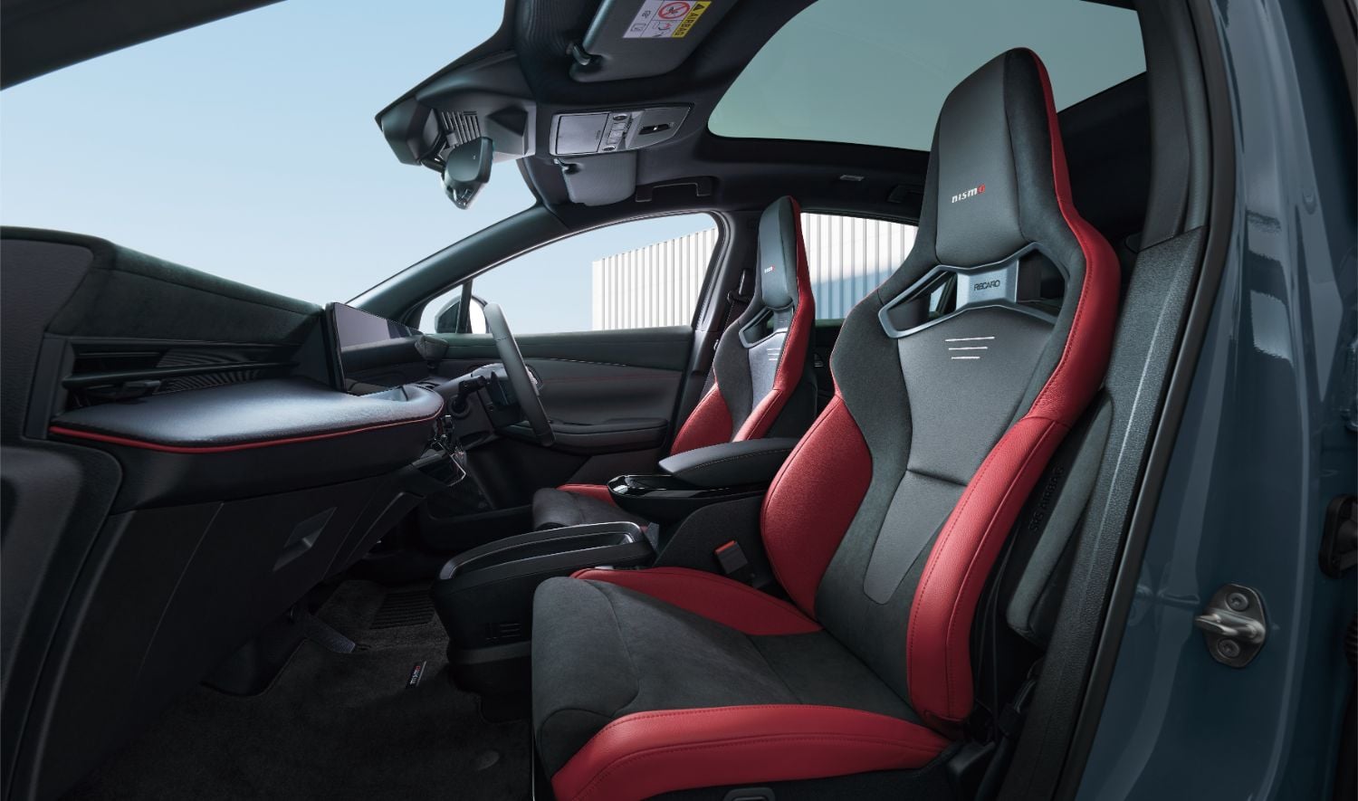 interiér a anatomické sedadlá Recaro vo vozidle Nissan Leaf Nismo