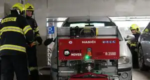 Unesie 3,5-tonové auto a pracuje v plameňoch. Nového robota už testovali aj na Slovensku