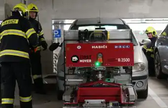 Unesie 3,5-tonové auto a pracuje v plameňoch. Nového robota už testovali aj na Slovensku