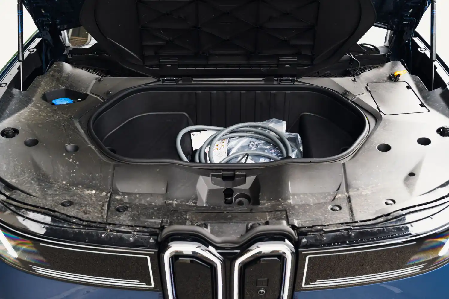 odkladací priestor pod prednou kapotou BMW iX3