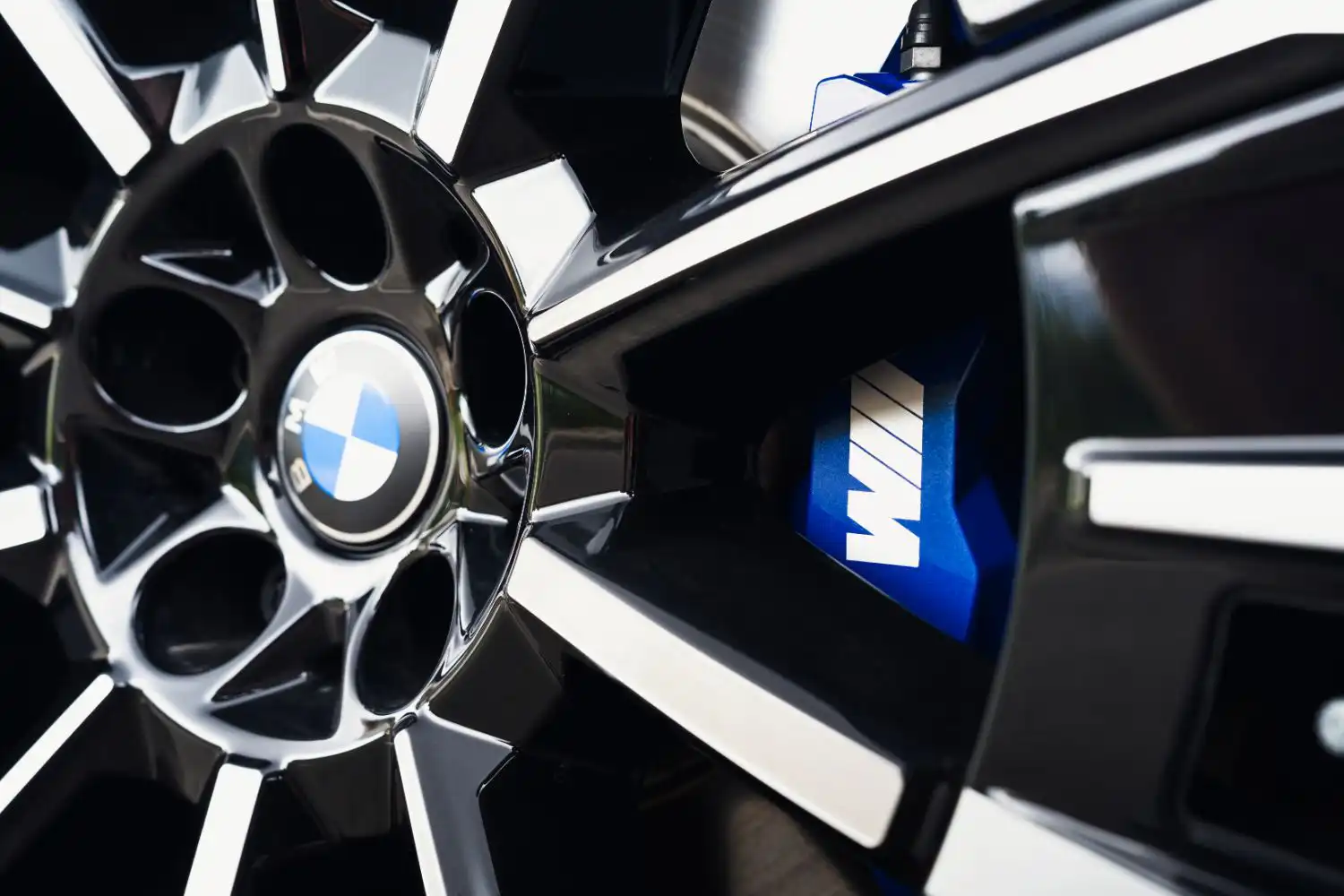 zliatinový disk modelu BMW iX3