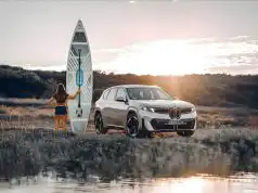 BMW rieši problém elektromobilov, pri nabíjačke už nebudete tápať BMW iX3