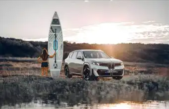 BMW rieši problém elektromobilov, pri nabíjačke už nebudete tápať BMW iX3
