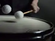 Elektrické Bentley odmieta znieť ako vysávač. Jeho „motor“ nahral bubeník, violista aj basgitarista