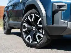 S týmto autom si ropnú krízu nevšimnete. Tankuje ako spaľovák a dostane vás všade Dacia Duster
