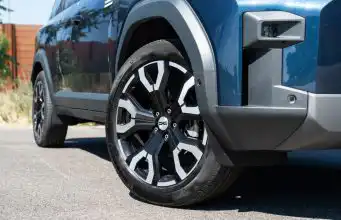 S týmto autom si ropnú krízu nevšimnete. Tankuje ako spaľovák a dostane vás všade Dacia Duster