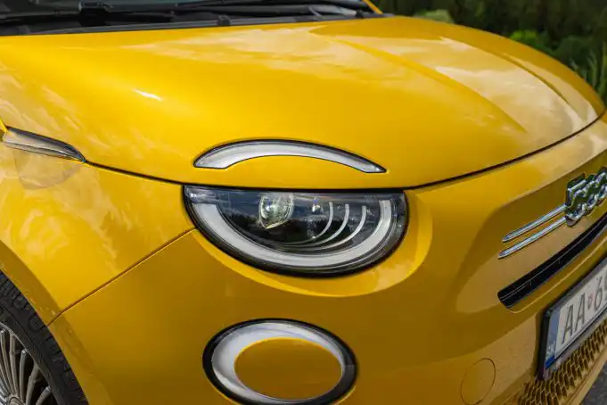 Slimák alebo lasička? Fiat 500 na benzín stojí menej ako 20-tisíc Fiat 500 Hybrid