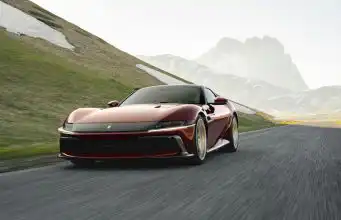 Ferrari 12Cilindri Manuale vracia do hry ikonickú otvorenú kulisu