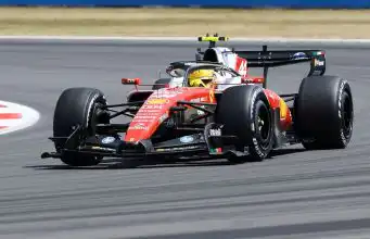 Ferrari vstalo z popola. Po Silverstone boj o titul nekončí