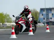 Mnohým nehodám motocyklistov sa dá predísť, Honda ponúka riešenie za 40 eur