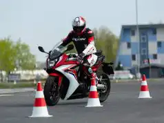 Mnohým nehodám motocyklistov sa dá predísť, Honda ponúka riešenie za 40 eur