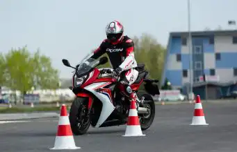 Mnohým nehodám motocyklistov sa dá predísť, Honda ponúka riešenie za 40 eur