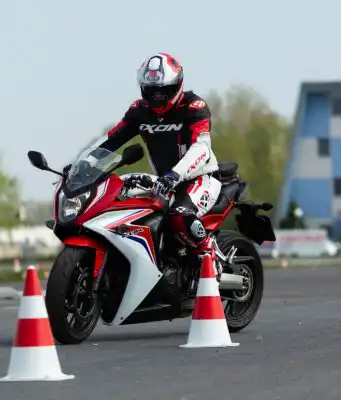 Mnohým nehodám motocyklistov sa dá predísť, Honda ponúka riešenie za 40 eur