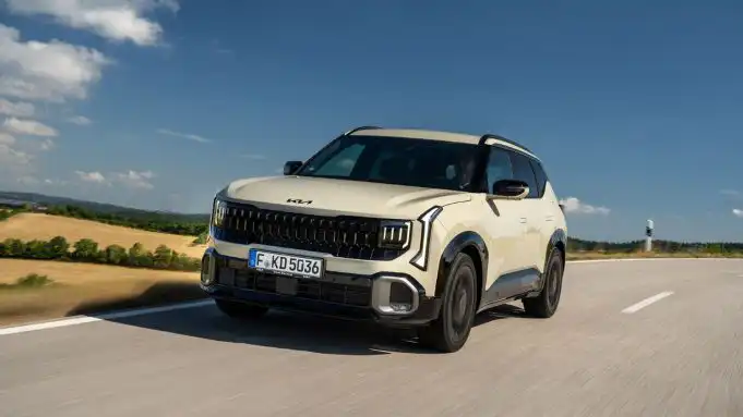 Kia Seltos klame telom. Ponúka obrovský kufor, bohatú výbavu aj pohon 4×4 Kia Seltos