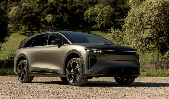 Neoverená správa zmazala miliardy, akcie automobilky sa prepadli o viac ako 40 % Lucid