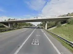 most ponad diaľnicu D2
