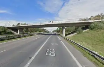 most ponad diaľnicu D2