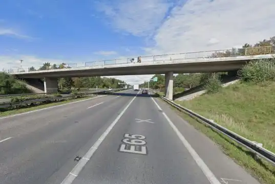 most ponad diaľnicu D2