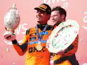 Veľká cena Maďarska priniesla víťazstvo Norrisovi, Ferrari bolo stratené Llando Norris oslavuje víťazstvo na VC Maďarska
