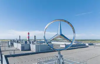 Nemecký priemysel upadá, najväčší závod Mercedesu sa rodí pri Slovensku logo Mercedes-Benz vo fabrike v maďarskom Kecskeméte