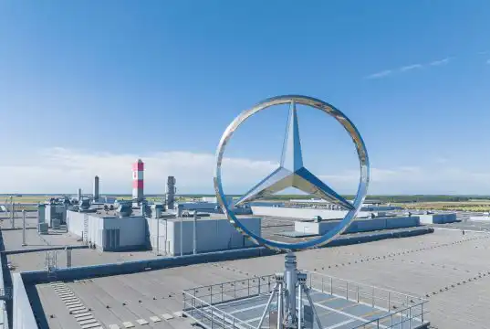 logo Mercedes-Benz vo fabrike v maďarskom Kecskeméte