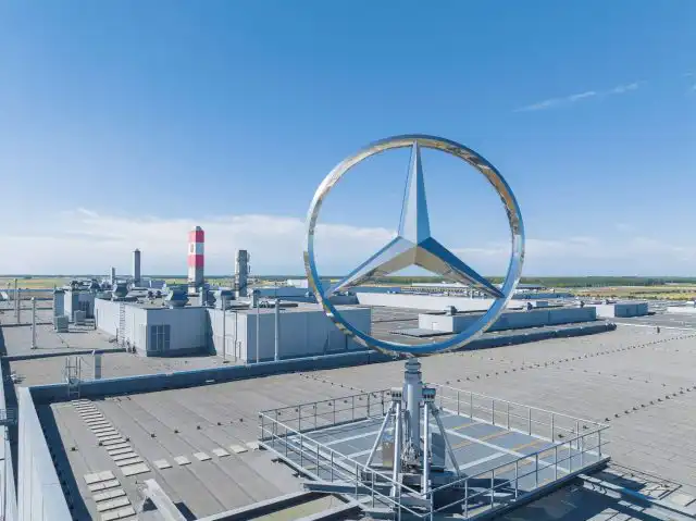Mercedes_Kecskemet_2 logo Mercedes-Benz vo fabrike v maďarskom Kecskeméte