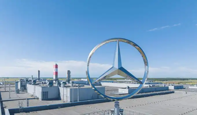 Nemecký priemysel upadá, najväčší závod Mercedesu sa rodí pri Slovensku logo Mercedes-Benz vo fabrike v maďarskom Kecskeméte