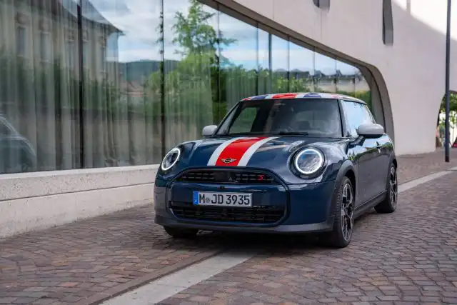 P90647780_highRes_mini-cooper-s-oxford
