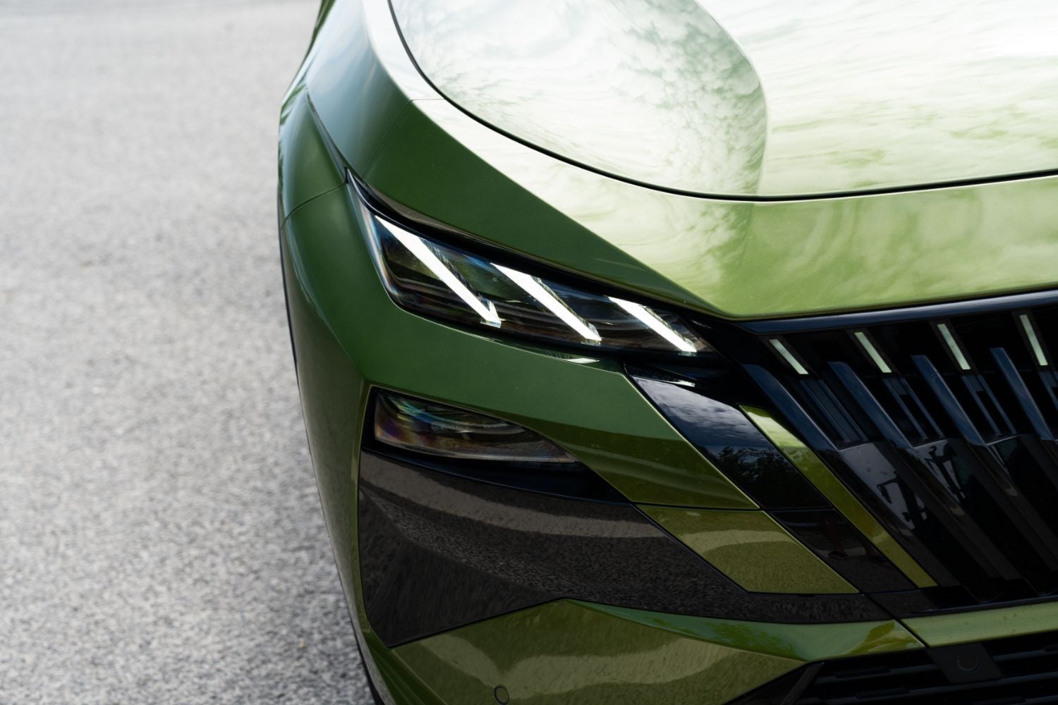 Peugeot 408 predné svetlomety s LED svietením