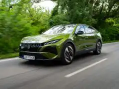 Z jeho dizajnu sme išli do kolien. Imidžovka pre rodiny je nečakane praktická Peugeot 408