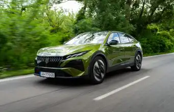 Z jeho dizajnu sme išli do kolien. Imidžovka pre rodiny je nečakane praktická Peugeot 408
