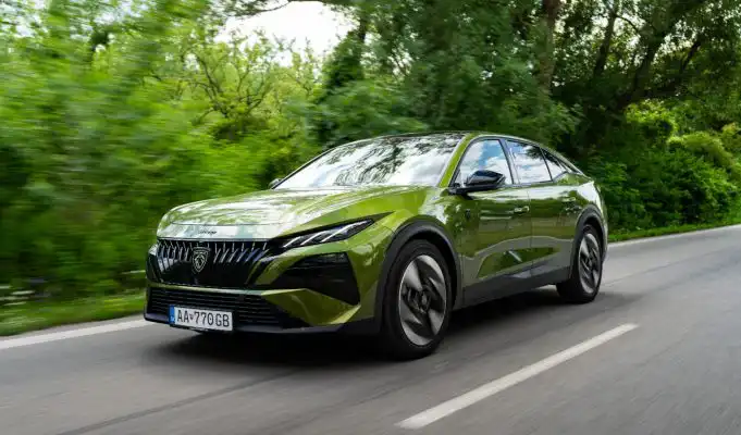 Z jeho dizajnu sme išli do kolien. Imidžovka pre rodiny je nečakane praktická Peugeot 408