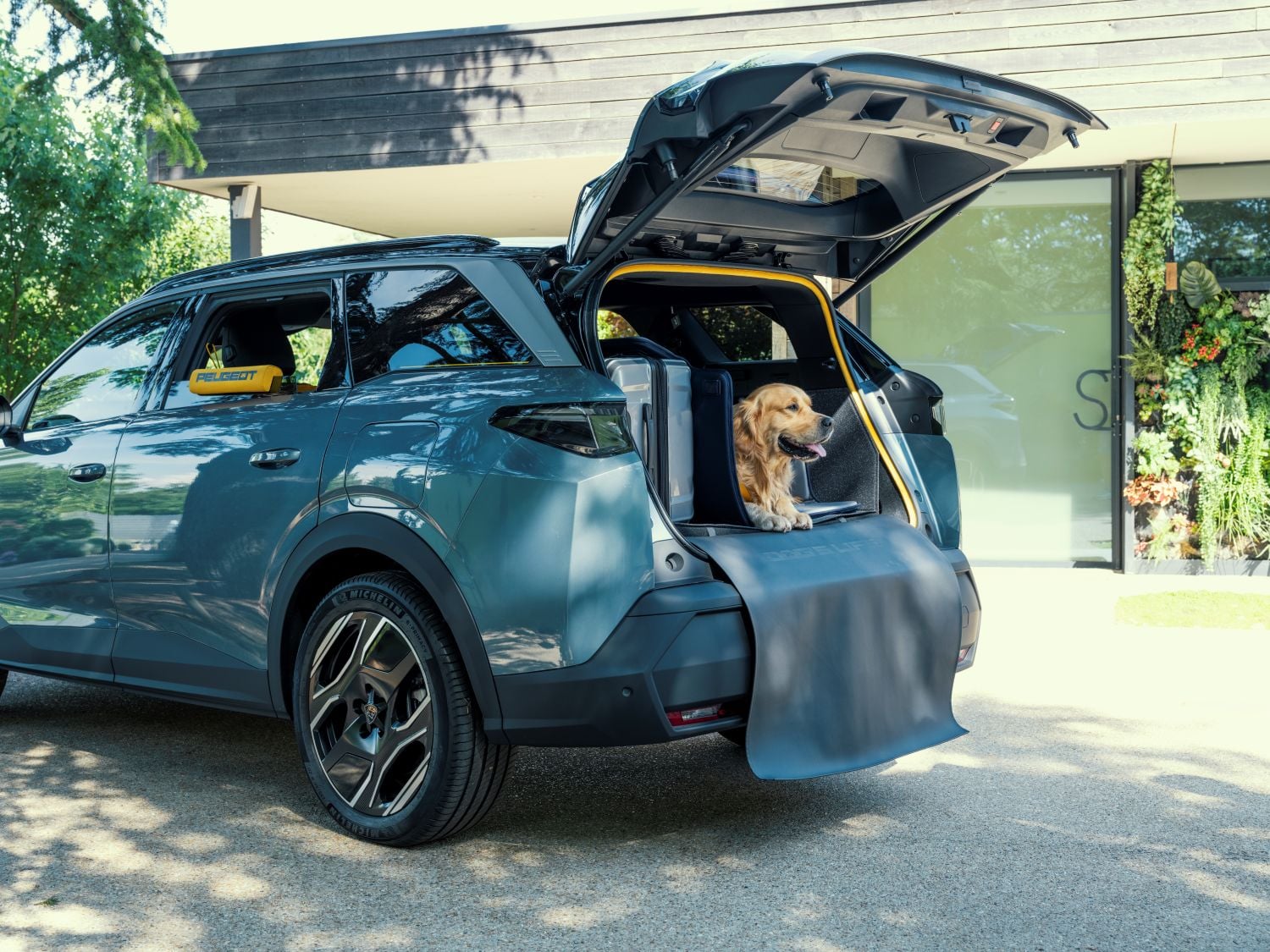Peugeot E-5008 Dog Edition Concept