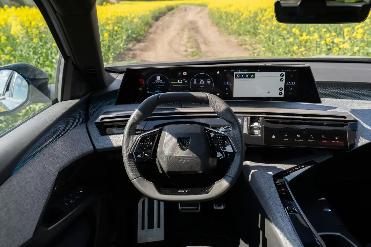 Peugeot e-5008
