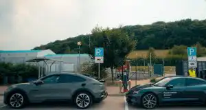 Sieť ZSE Drive spojila ultrarýchlymi nabíjačkami aj sever Slovenska nabíjací hub ZSE Drive na diaľničnom odpočívadle