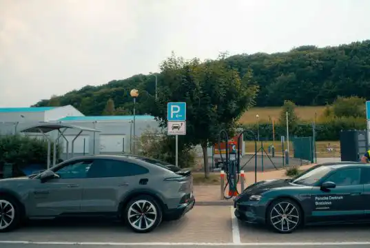 nabíjací hub ZSE Drive na diaľničnom odpočívadle