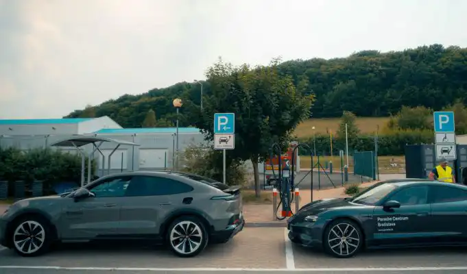 Sieť ZSE Drive spojila ultrarýchlymi nabíjačkami aj sever Slovenska nabíjací hub ZSE Drive na diaľničnom odpočívadle