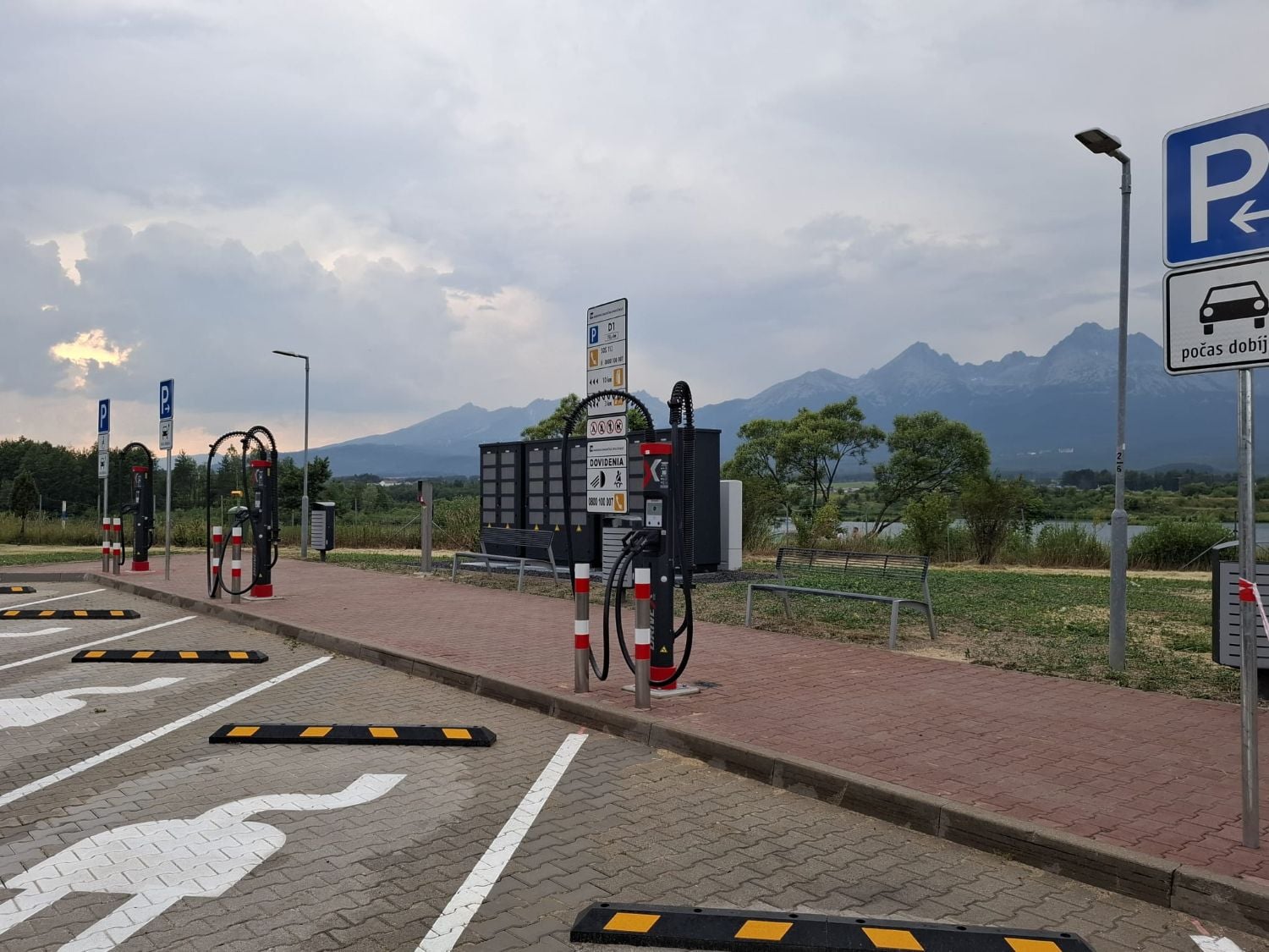 nabíjací hub ZSE Drive na diaľničnom odpočívadle