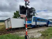 VIDEO: Vodič nákladného auta vošiel priamo pred vlak